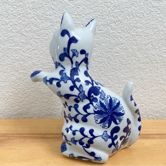 Vintage Blue & White Porcelain Cat Standing with Paws Out 8” Cat Figurine - Picture 5 of 11